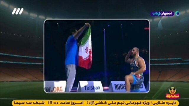 واکنش مجری تلویزیون به سلام نظامی امیرحسین زارع پس از قهرمانی در مسابقات جهانی