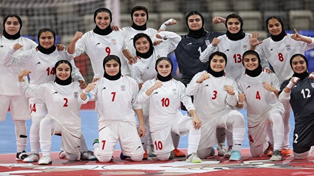 سلام نظامی دختران فوتسالیست به سرود ملی ایران + فیلم