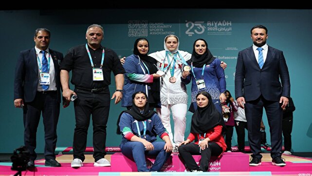 حسینی: بهشتی با غیرت و جنگندگی طلایی شد/ آینده درخشانی در انتظار دختران وزنهبرداری است حسینی: بهشتی با غیرت و جنگندگی طلایی شد/ آینده درخشانی در انتظار دختران وزنهبرداری است