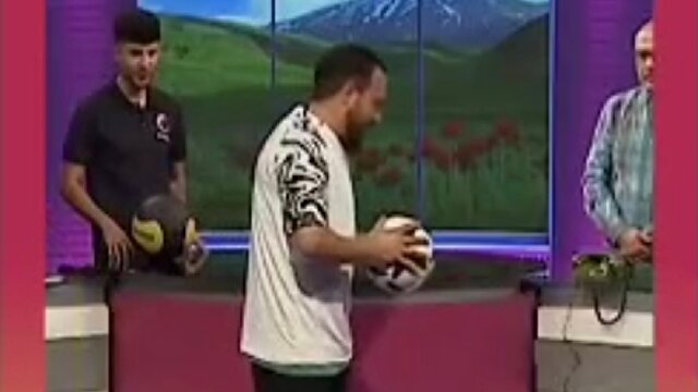 رکورد جالب و دیدنی با توپ فوتبال + فیلم رکورد جالب و دیدنی با توپ فوتبال + فیلم