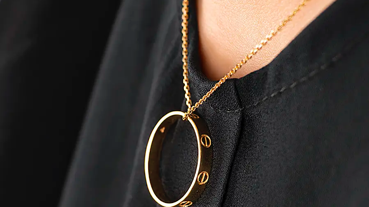 انداختن حلقه در گردنبند به چه معناست؟ بررسی ۷ معنای متفاوت این کار انداختن حلقه در گردنبند به چه معناست؟ بررسی ۷ معنای متفاوت این کار