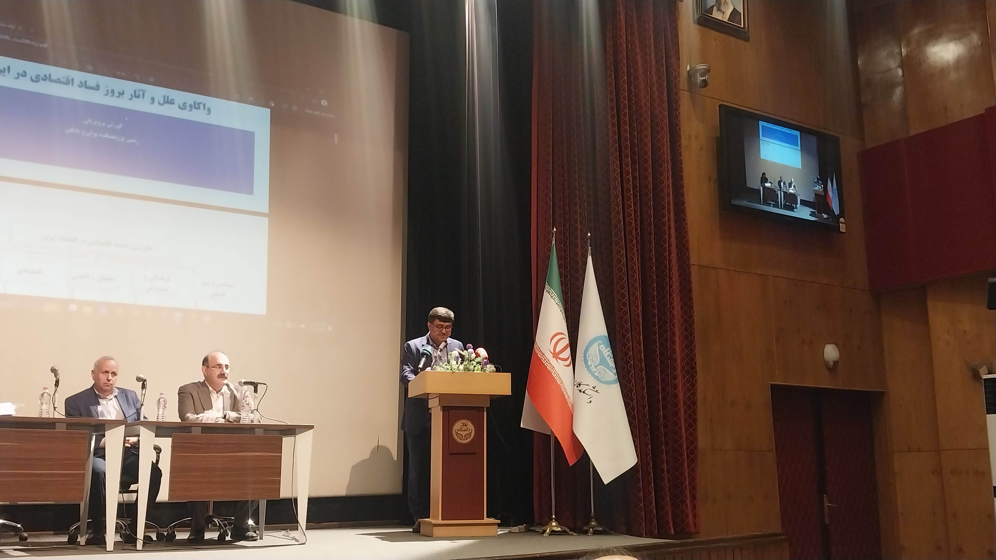 فساد اقتصادی موجب فرار سرمایه می‌شود