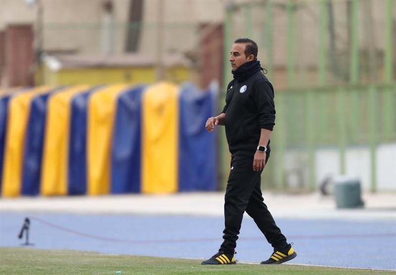 هوچی‌گر خودت و تیمت هستی/داور به استقلالی‌ها می‌گفت:«چشم،در خدمتیم!»