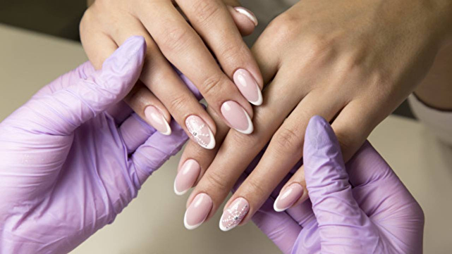 کاشت ناخن؛ بازاری با تقاضای بالا و گردش مالی قابل توجه در ایران کاشت ناخن؛ بازاری با تقاضای بالا و گردش مالی قابل توجه در ایران