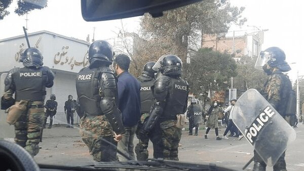 گزارش خبرگزاری فارس از اعتراضات دیروز و دیشب؛ وضعیت تهران، بجنورد، ساری، بوشهر، قم، مهدیشهر و …/ فارس: رویکرد نیروهای امنیتی کنترلی و هوشمند بود گزارش خبرگزاری فارس از اعتراضات دیروز و دیشب؛ وضعیت تهران، بجنورد، ساری، بوشهر، قم، مهدیشهر و …/ فارس: رویکرد نیروهای امنیتی کنترلی و هوشمند بود