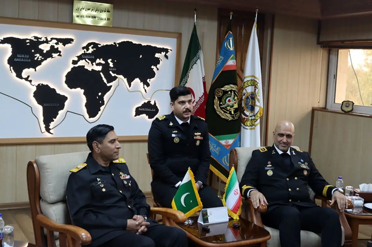 دیدار فرماندهان منطقه یکم امامت نداجا و ناوگروه صلح و دوستی پاکستان/ ناوگروه صلح و دوستی نیروی دریایی پاکستان در بندرعباس پهلو گرفت دیدار فرماندهان منطقه یکم امامت نداجا و ناوگروه صلح و دوستی پاکستان/ ناوگروه صلح و دوستی نیروی دریایی پاکستان در بندرعباس پهلو گرفت