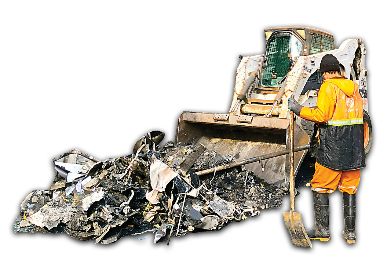 پای حرف پاکبانهایی که این شب ها، از خیابانهای شهر، آشوب جمع کردند/ حیف ان همه اموال عمومی که سوخت