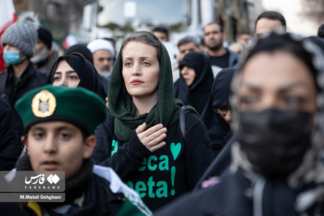 از خوابیدن در کف خیابان تا پوشیدن کفن/ تصاویر فارس و ایرنا از حواشی مراسم تشییع شهدای حوادث اخیر