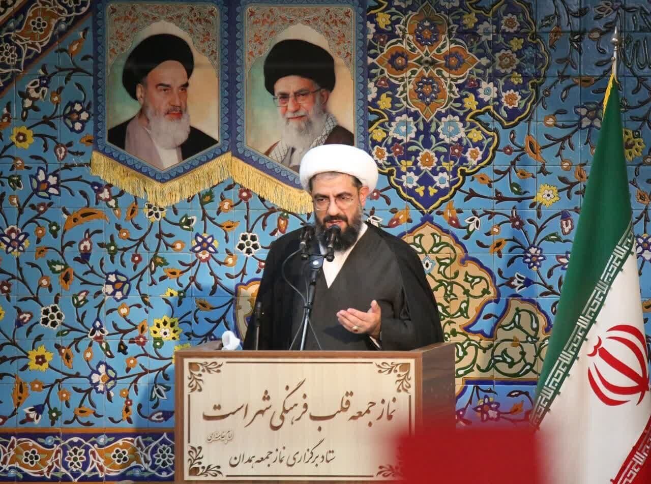 امام جمعه همدان: هدف دشمن تجزیه این کشور است/ حتی برنامه‌ریزی تقسیم و قانون اساسی‌ هر منطقه را انجام داده بودند/ میخواستند قسمت مرکزی را پهلوی بدهند