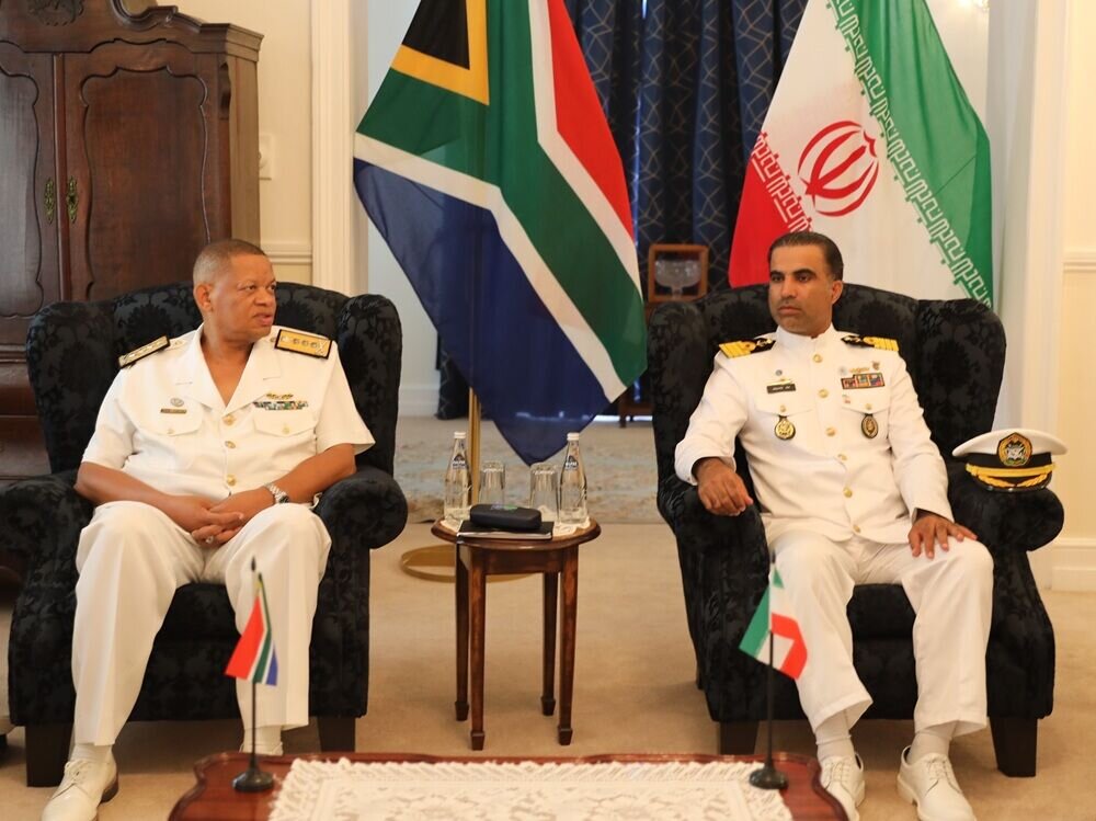 فرمانده ناوگروه ۱۰۳ نداجا با فرمانده نیروی دریایی آفریقای جنوبی دیدار کرد