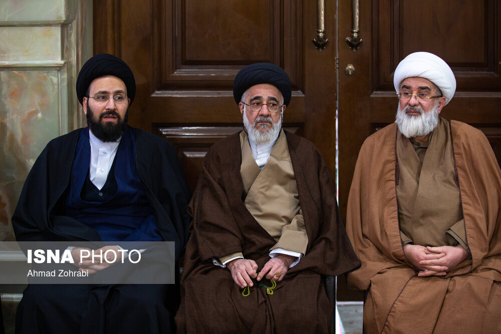 حضور سید علی و سید یاسر خمینی در یک مراسم تشییع/ آیت الله بوشهری هم بود + تصاویر حضور سید علی و سید یاسر خمینی در یک مراسم تشییع/ آیت الله بوشهری هم بود + تصاویر