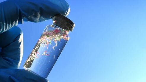 روشی کم‌هزینه و ساده برای حذف ریزپلاستیک‌ها از آب آشامیدنی