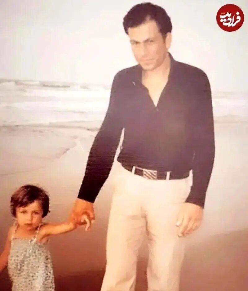 حدیث فولادوند در کودکی و با پدرش در کنار دریا؛ اواخر دهه ۵۰/ عکس