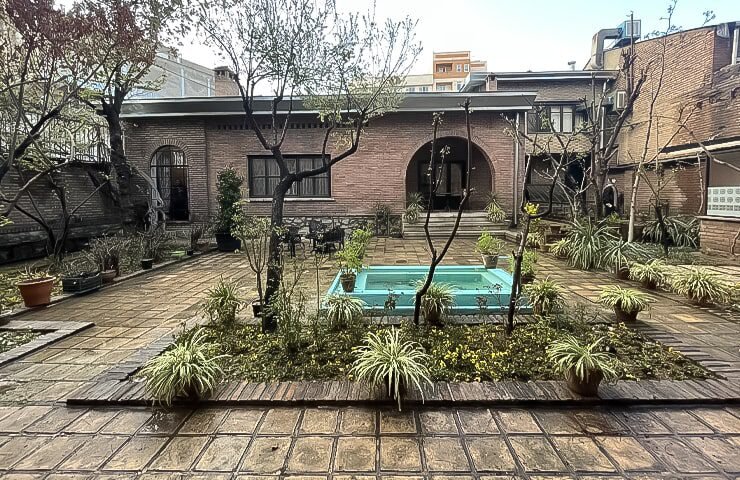 آگهی فروش خانه قاجاری ۱۳۵ ساله در تهران/ یک عضو شورا: شهرداری در این موضوعات مجری است!/ «عضو شورای شهر مصوبه‌ای که خودشان تصویب کردند،به یاد ندارد؟»