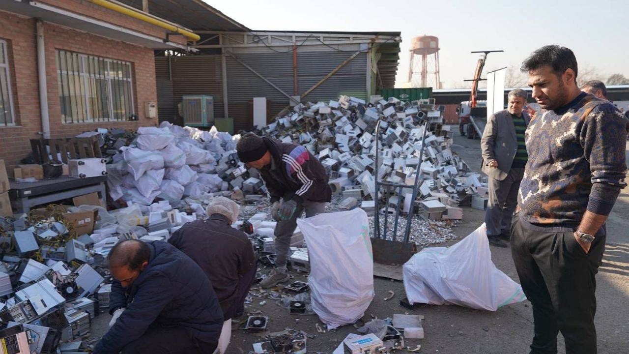 امحای ۸۰۰۰ دستگاه ماینر غیرمجاز در استان تهران طی روز گذشته امحای ۸۰۰۰ دستگاه ماینر غیرمجاز در استان تهران طی روز گذشته