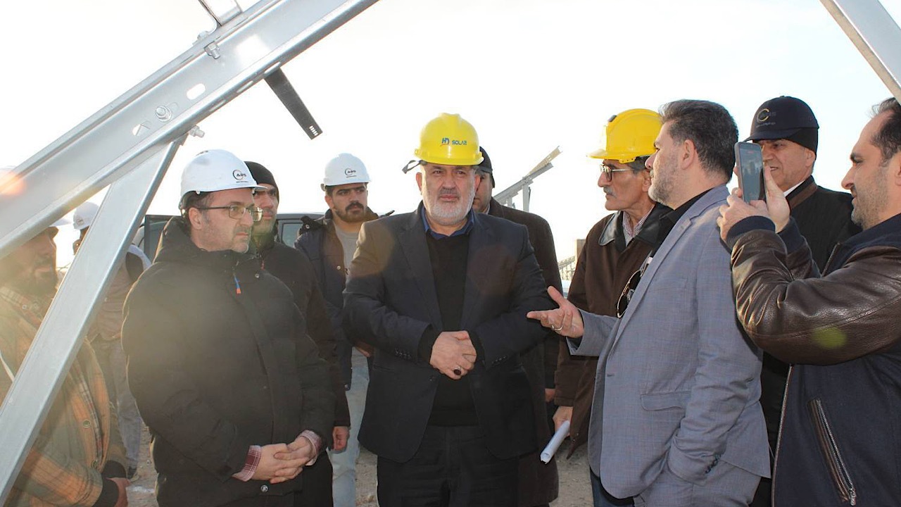 بازدید وزیر نیرو از نیروگاه‌های خورشیدی شمس‌آباد تهران