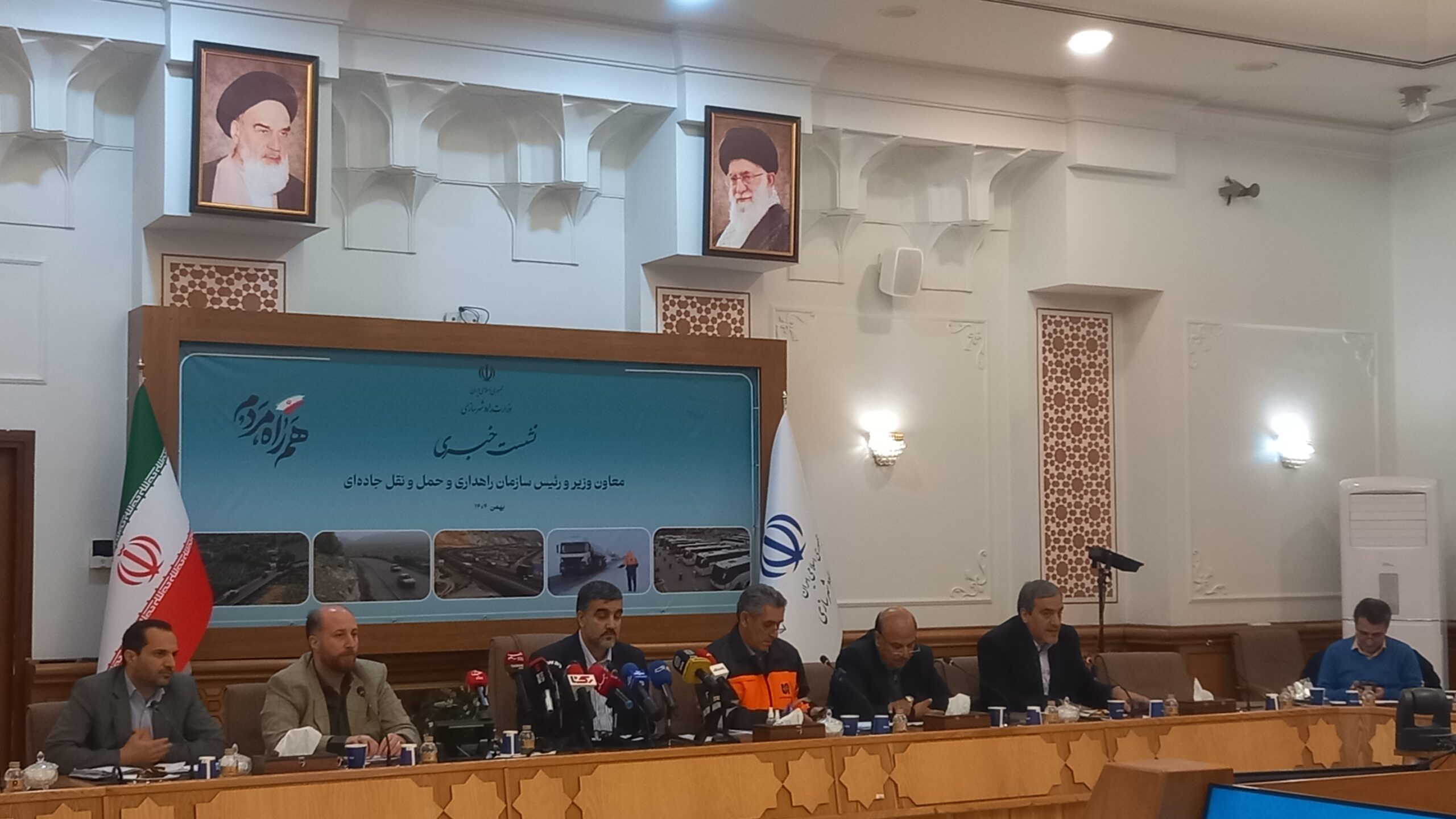 کامیون‌ها در دی ماه یک ساعت هم توقف نداشته‌اند