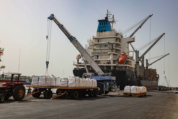 ۲۴۰ هزار تن روغن در بنادر کشور موجود است/رکورد خروج کالاهای اساسی از بنادر کشور ثبت شد ۲۴۰ هزار تن روغن در بنادر کشور موجود است/رکورد خروج کالاهای اساسی از بنادر کشور ثبت شد