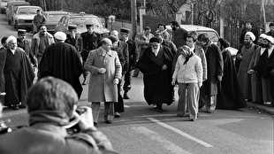 هدیه جالب دختران نوفللوشاتو به آیتالله خمینی هدیه جالب دختران نوفللوشاتو به آیتالله خمینی