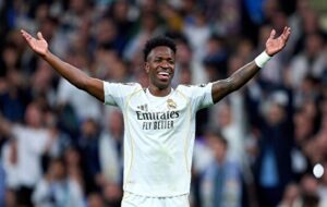 خلق لحظاتی زیبا در فوتبال توسط استاد گل‌های دشوار + فیلم