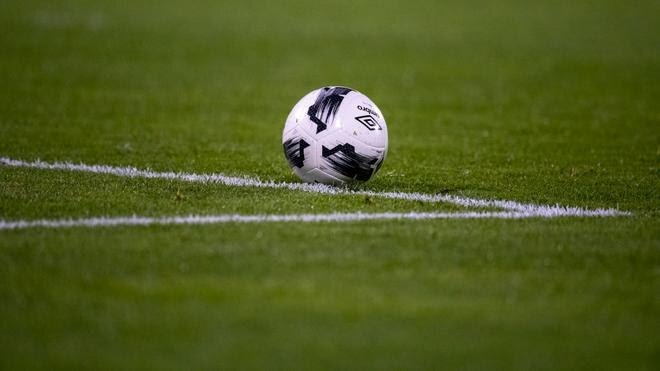 دلال ها بازیکنان درجه چندم را به تیمهای بزرگ قالب می کنند/امثال فخریان، سحرخیزان و فرزین چرا باید در فوتبال باشند؟