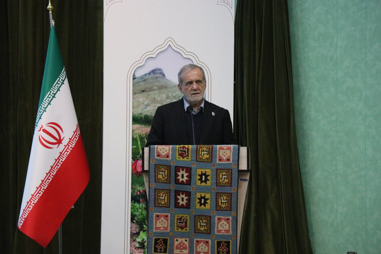 پزشکیان: مردم اگر خدمت صادقانه ببینند، هرگز به خشونت و پرخاشگری روی نخواهند آورد/ برخی تلاش میکنند القا کنند که دولت تصمیم نادرستی گرفته است پزشکیان: مردم اگر خدمت صادقانه ببینند، هرگز به خشونت و پرخاشگری روی نخواهند آورد/ برخی تلاش میکنند القا کنند که دولت تصمیم نادرستی گرفته است