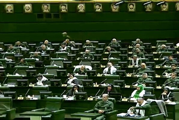 مجلس یکدست سبزپوش شد/ همبستگی نمایندگان با سپاه پاسداران+عکس مجلس یکدست سبزپوش شد/ همبستگی نمایندگان با سپاه پاسداران+عکس