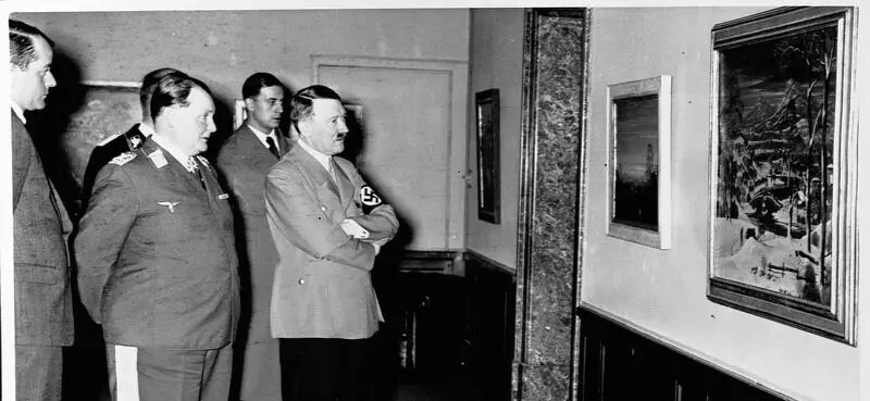 گالری‌گردی هیتلر فرمانده نظامی‌اش ۹۴ سال قبل