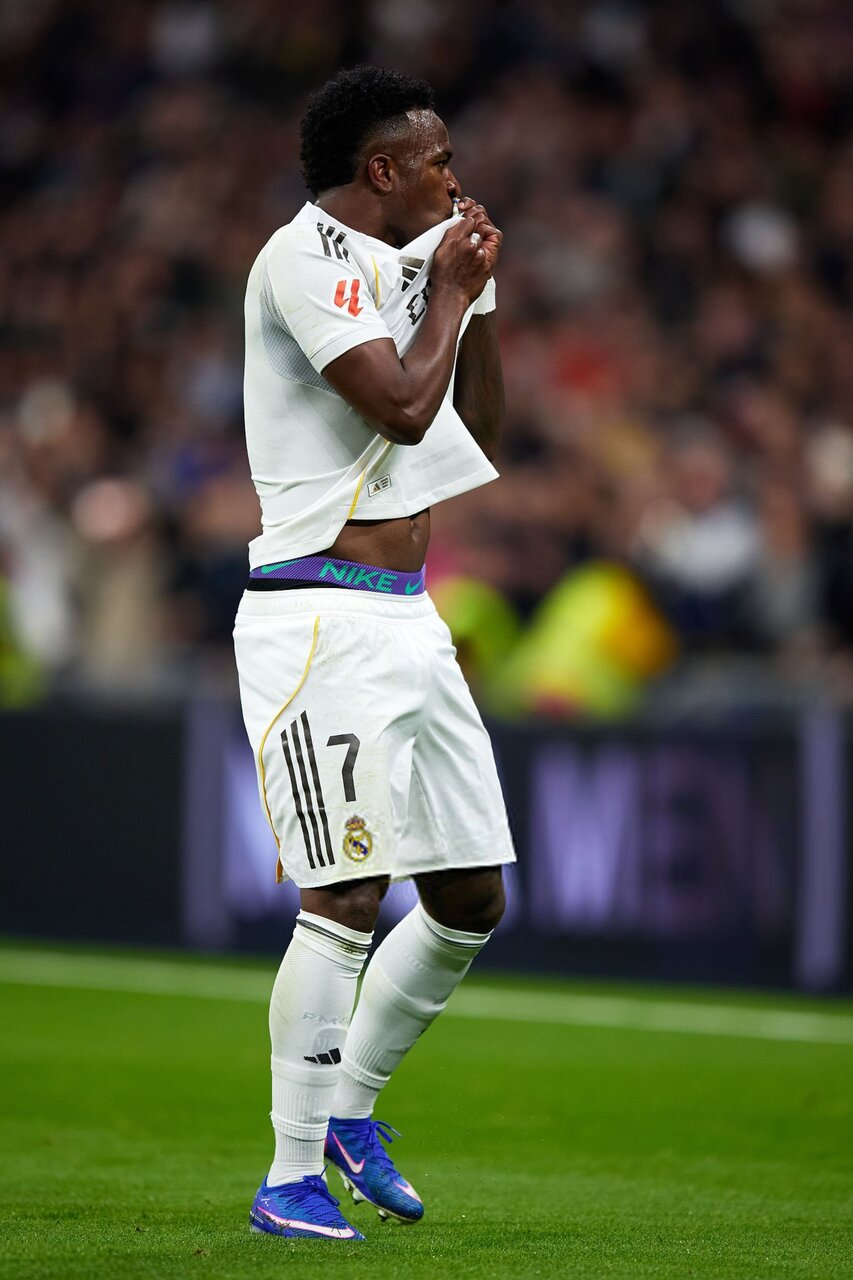 عکس | وینیسیوس با هواداران رئال آشتی کرد عکس | وینیسیوس با هواداران رئال آشتی کرد