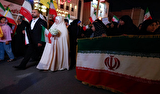 لباس سفید، پرچم ایران و یک «بله» ساده؛ چهره تازه ازدواج جوانان لباس سفید، پرچم ایران و یک «بله» ساده؛ چهره تازه ازدواج جوانان