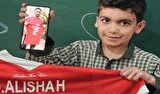 پیراهن کاپیتان پرسپولیس در دستان بازمانده حمله تروریستی میناب پیراهن کاپیتان پرسپولیس در دستان بازمانده حمله تروریستی میناب