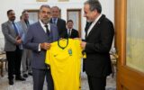 اهدای پیراهن برزیل و اروگوئه به عراقچی/ فوتبال چگونه به زبان مشترک دیپلماسی تبدیل میشود؟ اهدای پیراهن برزیل و اروگوئه به عراقچی/ فوتبال چگونه به زبان مشترک دیپلماسی تبدیل میشود؟