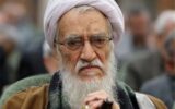 وداع آیتالله موحدی کرمانی با پیکر رهبر شهید انقلاب وداع آیتالله موحدی کرمانی با پیکر رهبر شهید انقلاب