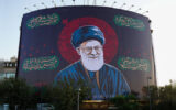 طرحی از رهبر شهید بر دیوارنگاره میدان راهآهن طرحی از رهبر شهید بر دیوارنگاره میدان راهآهن