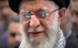 عکس خاص از بازتاب تصویر پیکر شهید هنیه در عینک رهبر شهید انقلاب، هنگام اقامه نماز
